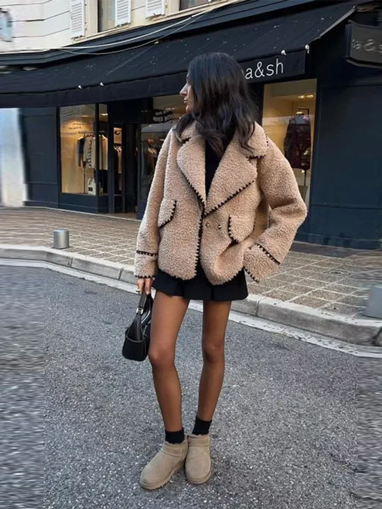 Рисунок 5 - Женское однотонное пальто на пуговицах