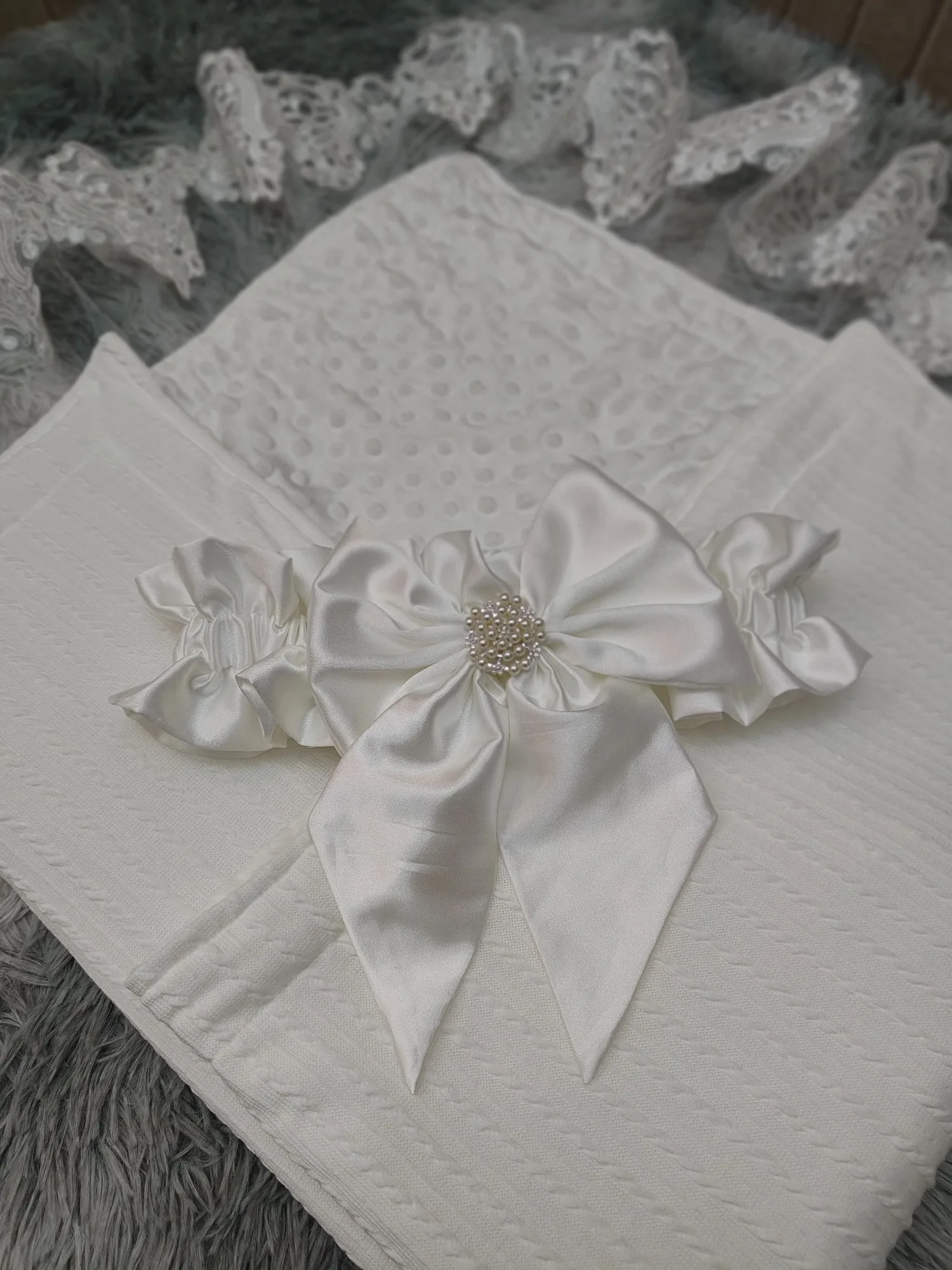  화이트 레이스 스와들 블랭킷 -  사진 촬영 및 세례를 위한 새틴 리본 진주 장식