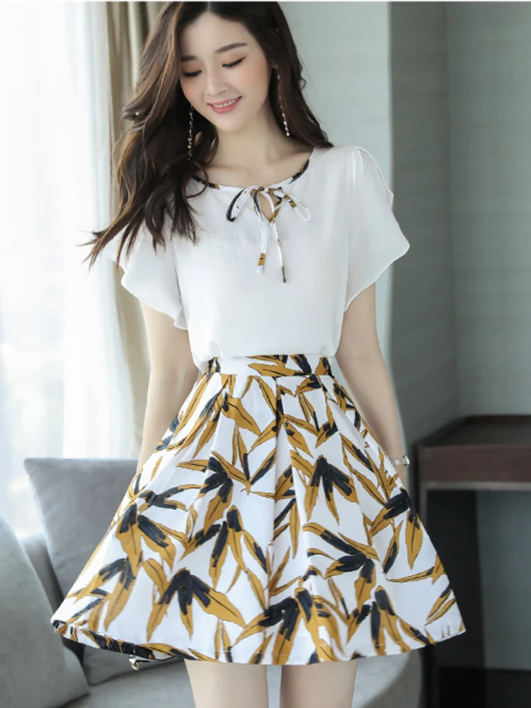 

Женский костюм с юбкой и поясом на резинке, Повседневная Футболка с рукавами-фонариками и цветочным принтом, комплект из 2 предметов в Корейском стиле, новинка 2023