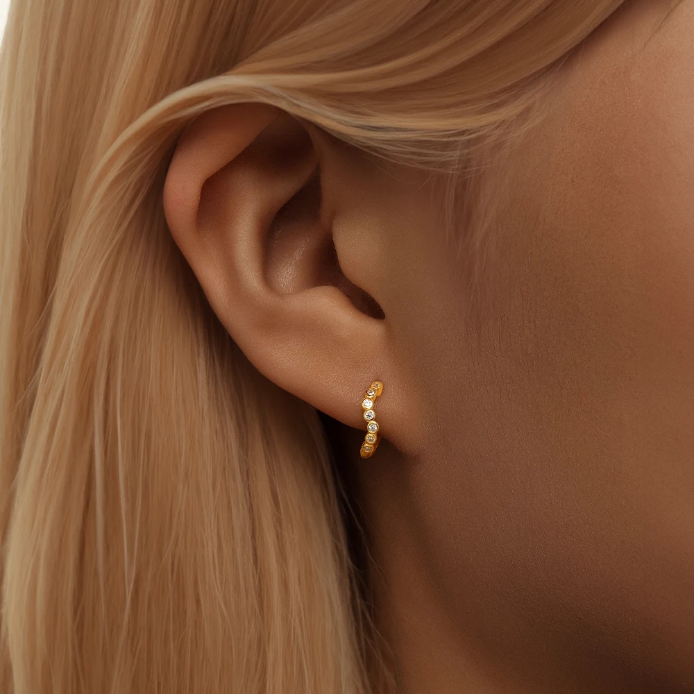 حلق نسائي مرصع بالماس بتصميم بسيط وعصري