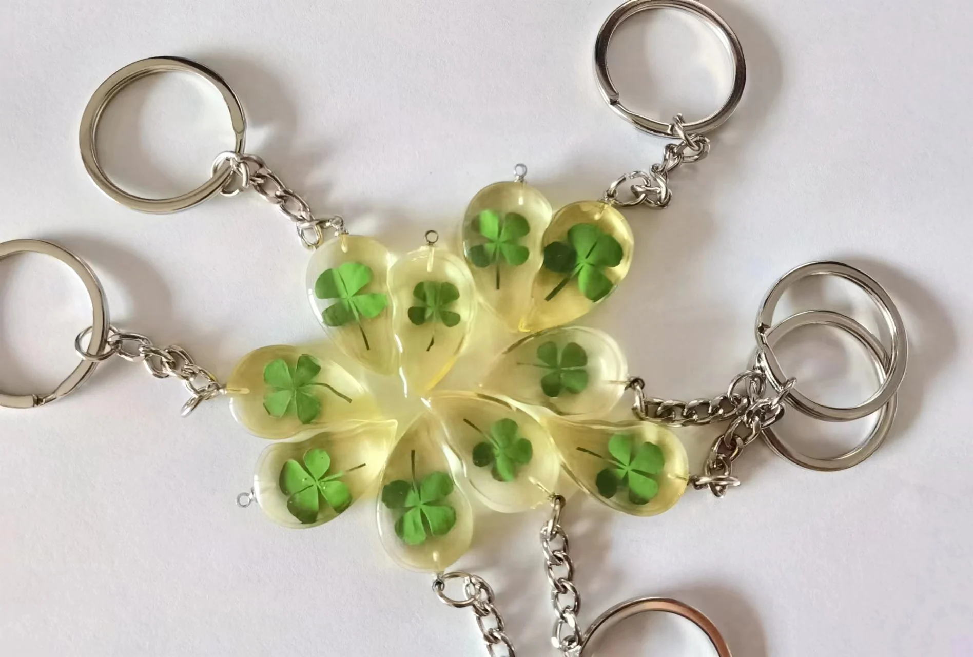 

12 pcs Clover lucid Keychain Four Leaf Clover Resin Key Chains Fashion Accessaries Car Keyring Jewelry ym