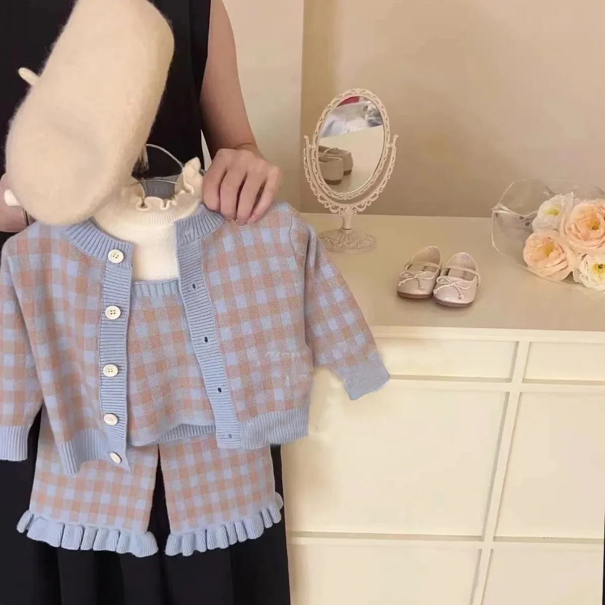 Plaid cardigan waistcoat and pants are three in total