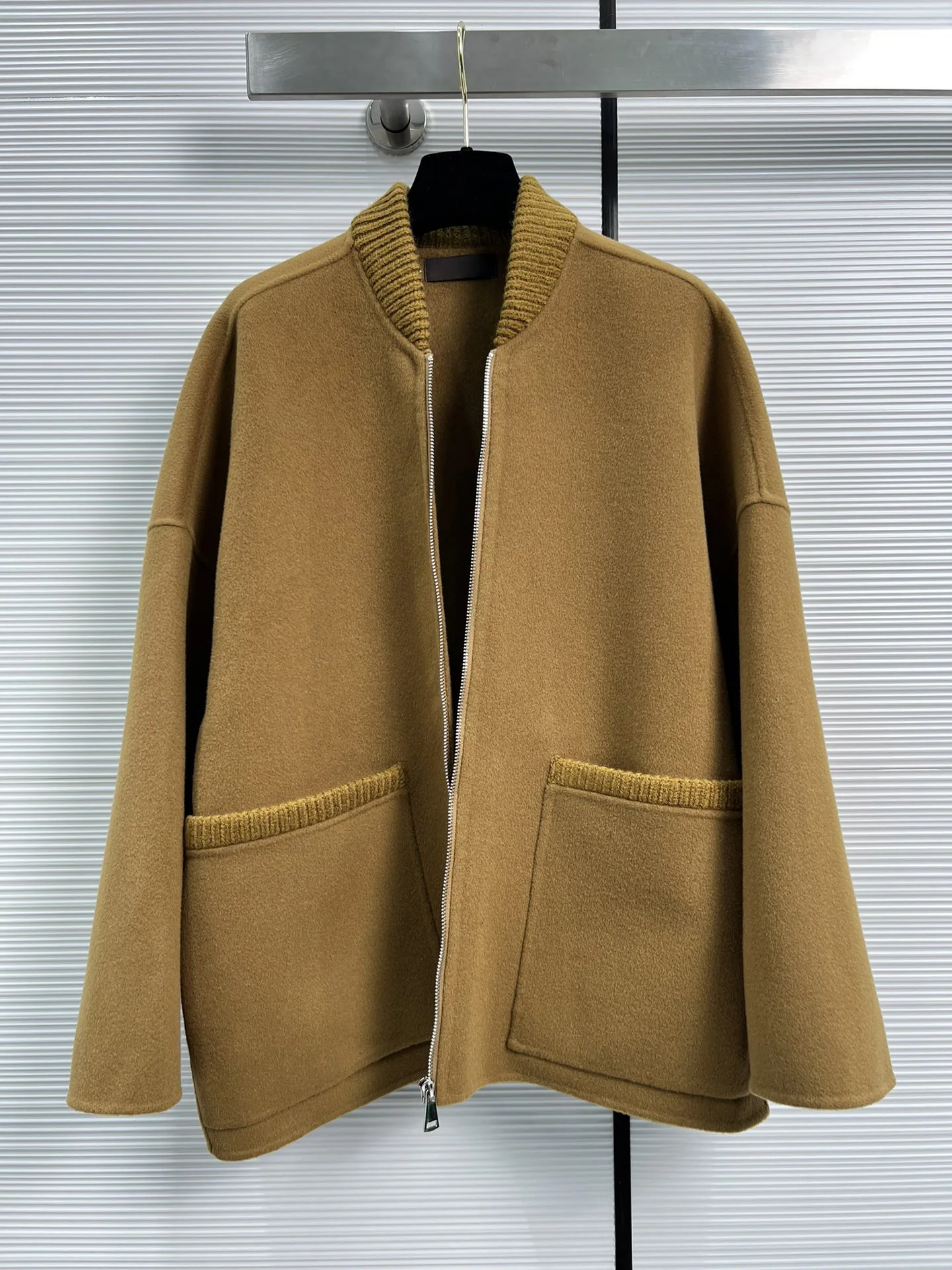 

Женская одежда, короткое кашемировое пальто с двойным карманом и резьбой