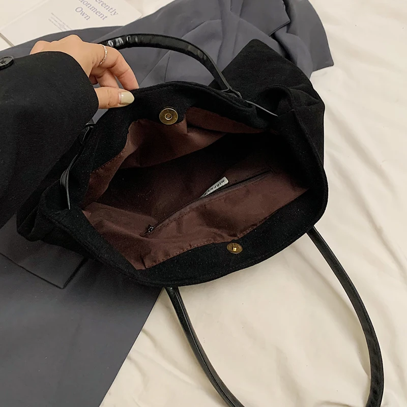 Stylish Retro Large Capacity Shoulder Bag in Classic Minimalist Design