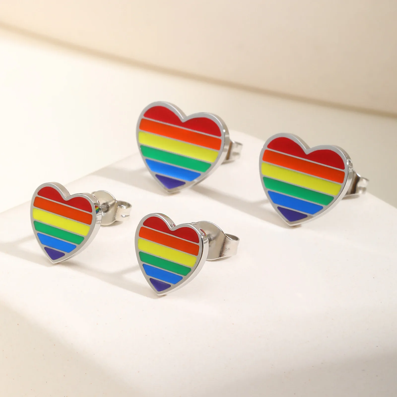 Vnox Edelstahl-Regenbogen-Herz-Ohrringe für Damen, zierlicher Damen-Ohrstecker, Modeschmuck mit metallischem Glanz, Partykleidung