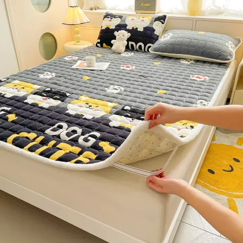 Warm Mattress Topper Quilted Bed Mat Cover Velvet Bed Linen Plaid Mattress Protection Pad матрасы для кровати (No Pillowcase)