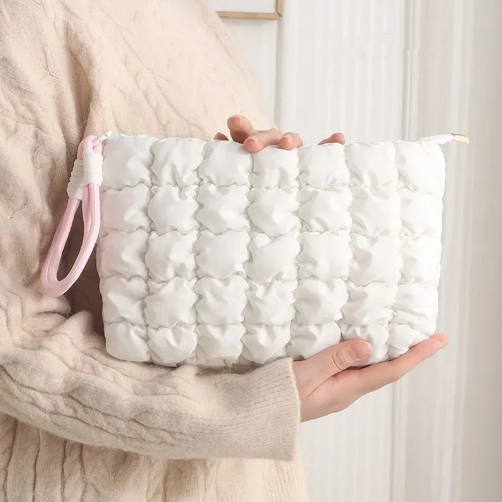 Niedliche gesteppte Puffer-Make-up-Tasche für Damen und Mädchen, Kosmetiktasche, geschwollene Reise-Kulturbeutel, karierte Reißverschlusstasche, Make-up-Organizer-Tasche – Detail 5