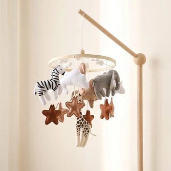 Mobile per Culla con Animali in Feltro e Campanelli Integrati, Rotazione a 360 Gradi, Giocattolo Sospeso in Legno per Stimolazione Visiva, Regalo per Neonati