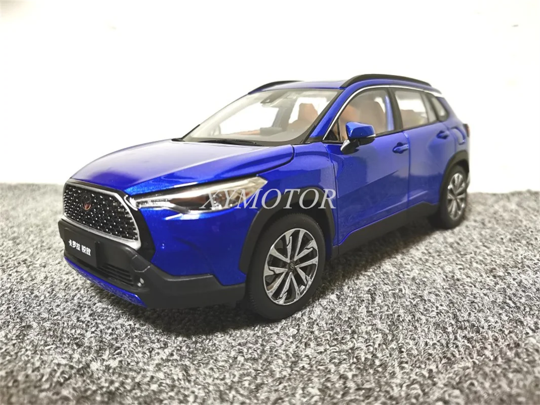 

Модель автомобиля Toyota Corolla Cross, металлическая, Отлитая под давлением, для мальчиков и девочек, подарок для хобби, коллекция украшений с голубым дисплеем, 1/18