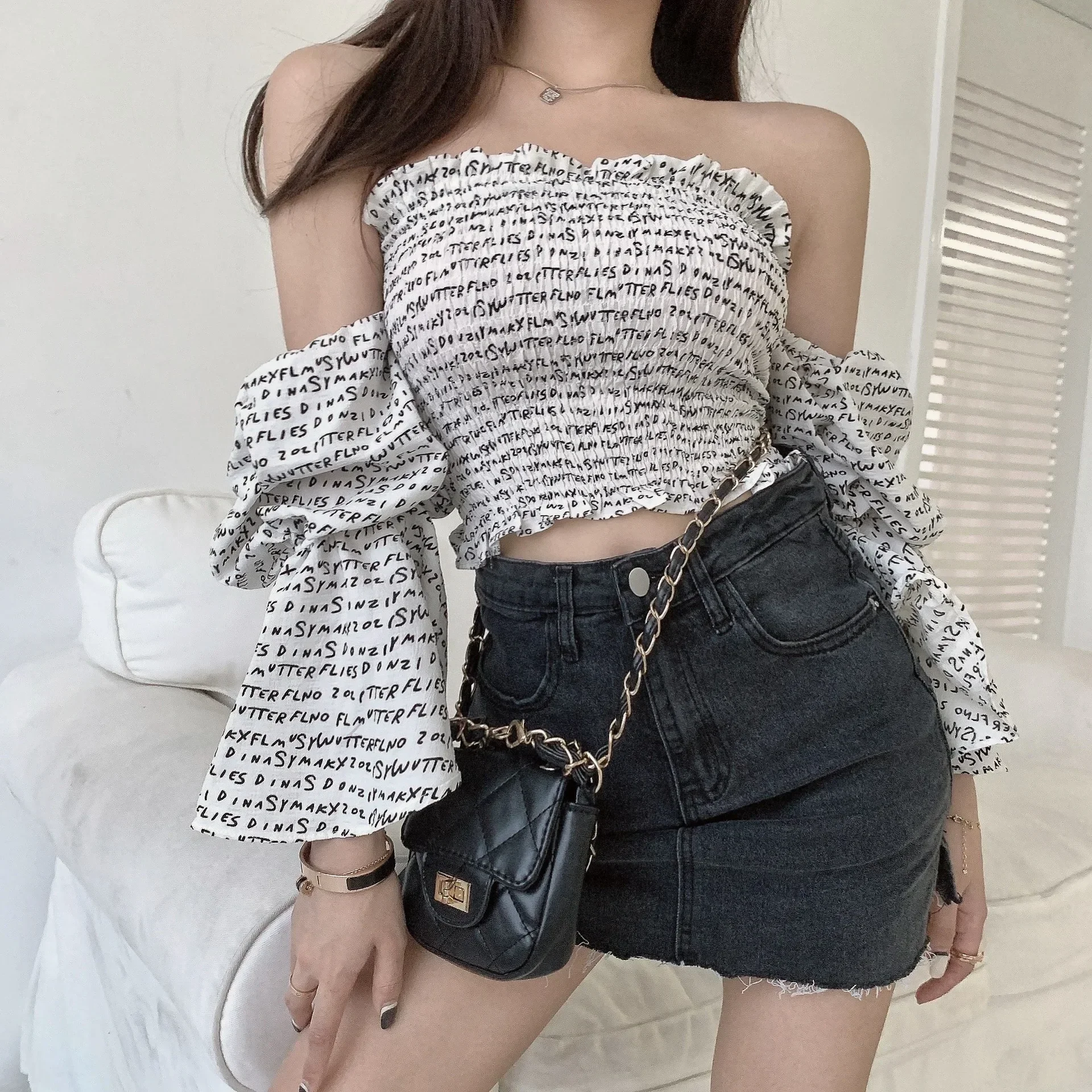 

Summer 2023 new temperament a word collar shirt with bubble sleeves and assorted floral t-shirt women white