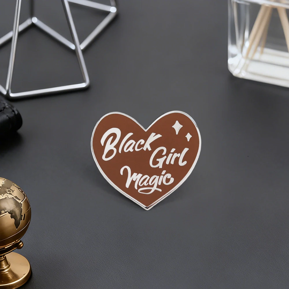 Black Girl Magic Phrase Emaille Pin Deklaration Schwarze Frauen Mädchen Bewegung Selbstliebe Feiern Revers Brosche Respekt Gleichheit Ba – Detail 6