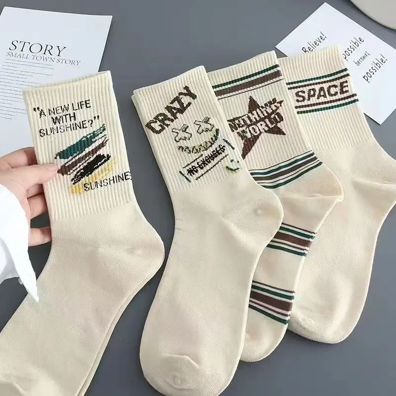 무작위로 양말 4켤레를 선택하세요. 남성용 중목 양말. 사계절 모두 활용 가능합니다. 레트로 스타일. 멜라드 공정으로 제작되었습니다.