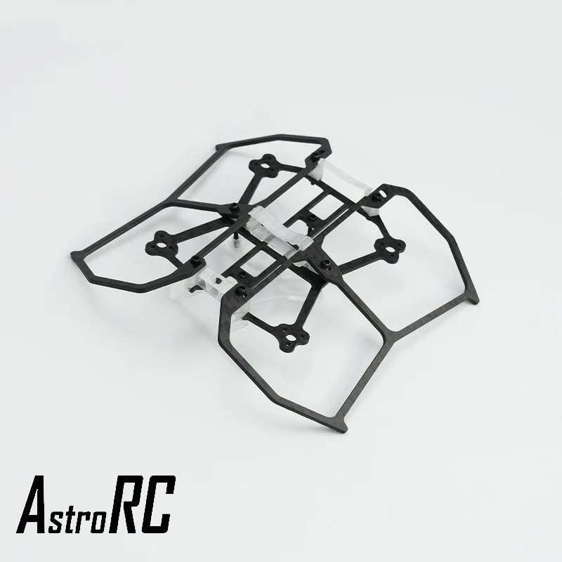 Châssis AstroRC 75 pour Mobula7/6/NBD incliné, montrant son épaisseur et sa structure en fibre de carbone.