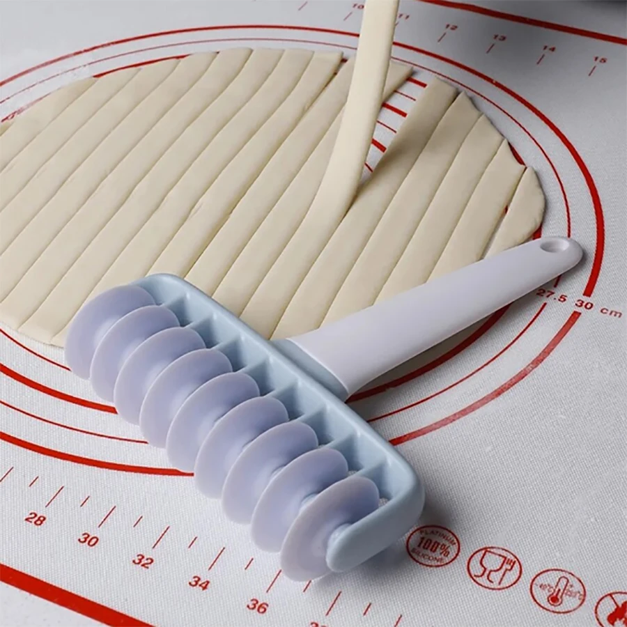 Creative PP Pizza Cutter Scutters Kitchen Multi-functional Sharp Handmade noodle hob non-slip handle Baking tool Accessories Kitchen