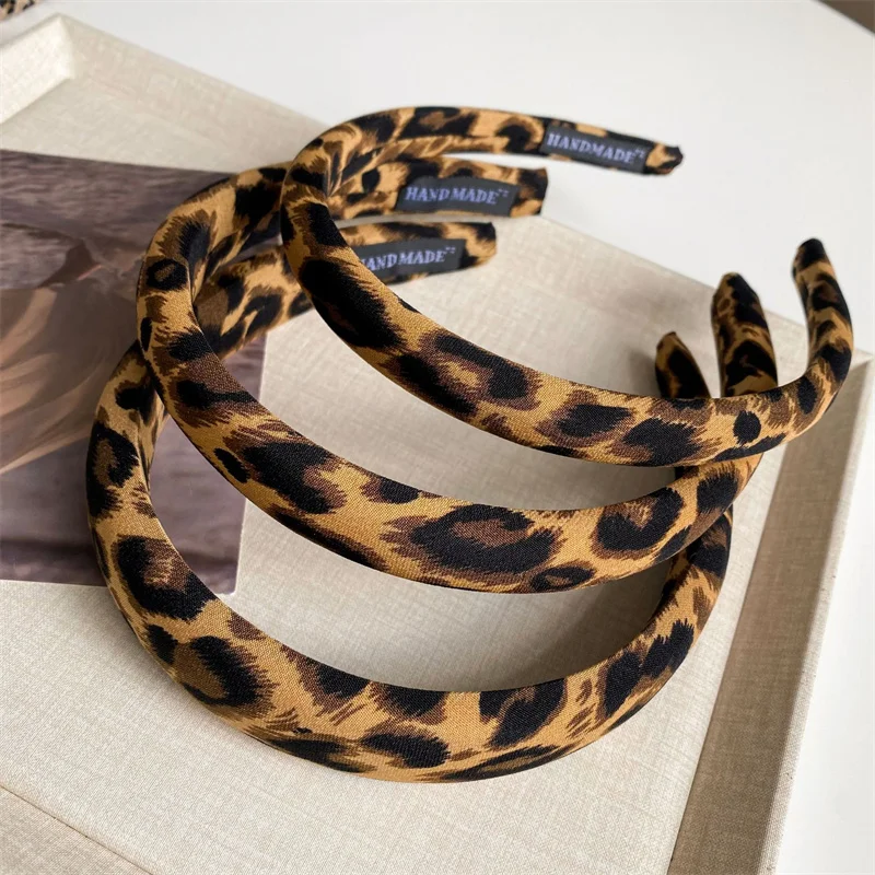 TUONYIS 8 Pezzi Costume Leopardo Fascia per Capelli Pelosi con Stampa, Cerchietto con Orecchie Stampa Leopardo Tatuaggio Stampa Leopardo Papillon Leopardato Coda per Carnevale Cosplay (Marrone