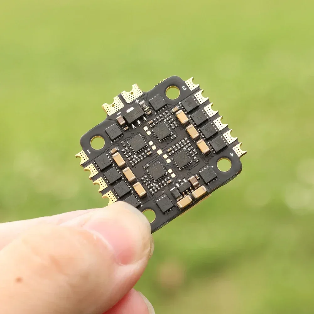 Gros plan sur le HAKRC ESC 4-en-1 15A/25A, mettant en évidence les composants électroniques et le logo BLHeli_S