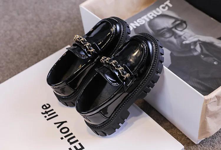2025 für Kinder, Plattform, schwarzes Lackleder, Kette, modisch, für Jungen und Mädchen, flache Schuhe, vier Jahreszeiten, elegant, 26–36, Kinderschuh – Detail 16
