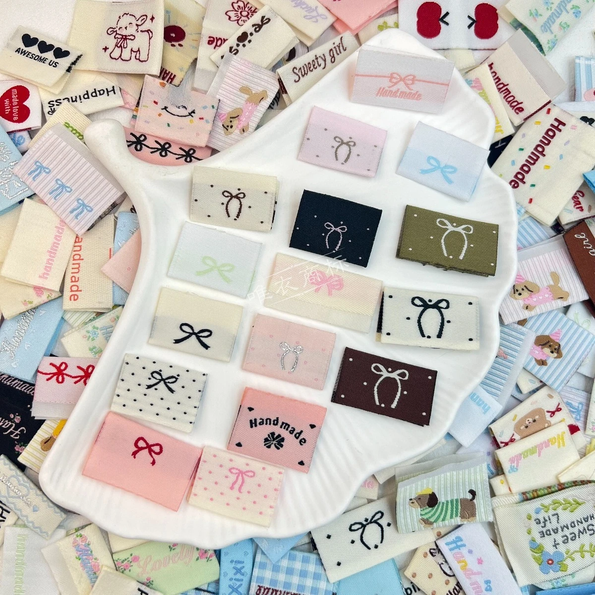 랜덤 헤어 스크런치 DIY 패브릭 라벨: 접이식 태그, 직조 배지, 옷 가방 스카프 양말 모자 공예 액세서리, 블라인드 박스
