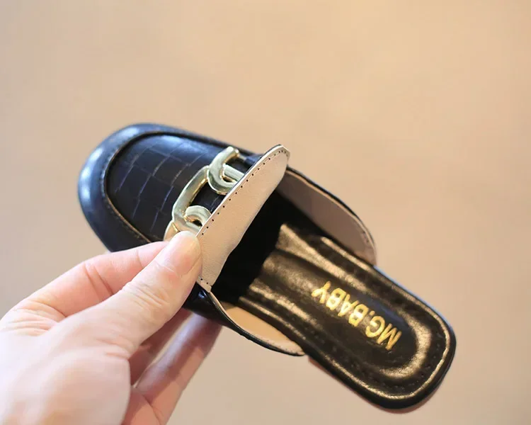 الأطفال الصنادل للفتيات 2024 صيف جديد الفتيات مغطاة أصابع شبشب جلدي مسطح عادية كسول المعادن الكورية الاطفال موضة الشقق