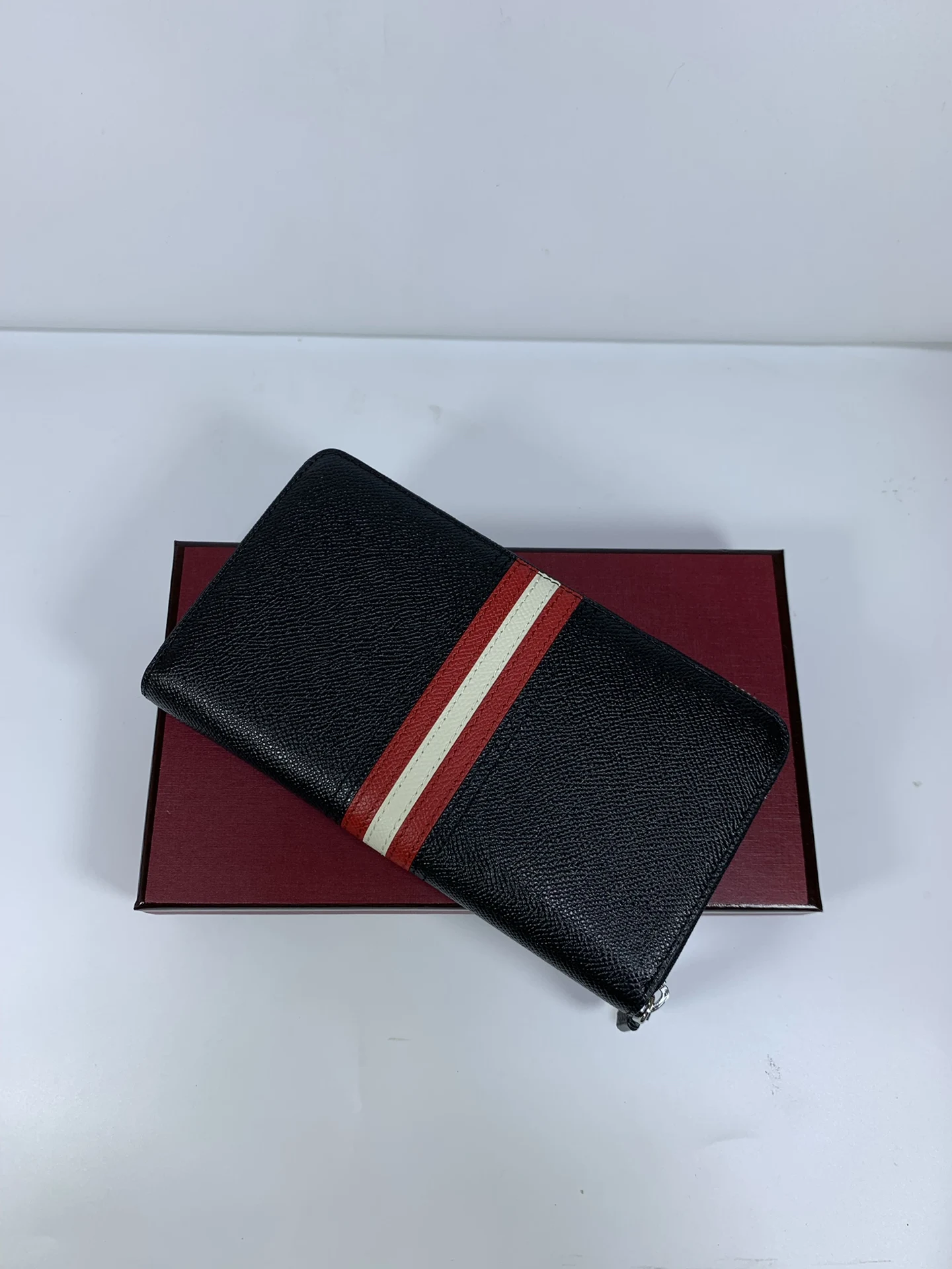 Рисунок 3 - Роскошный брендовый кошелек B