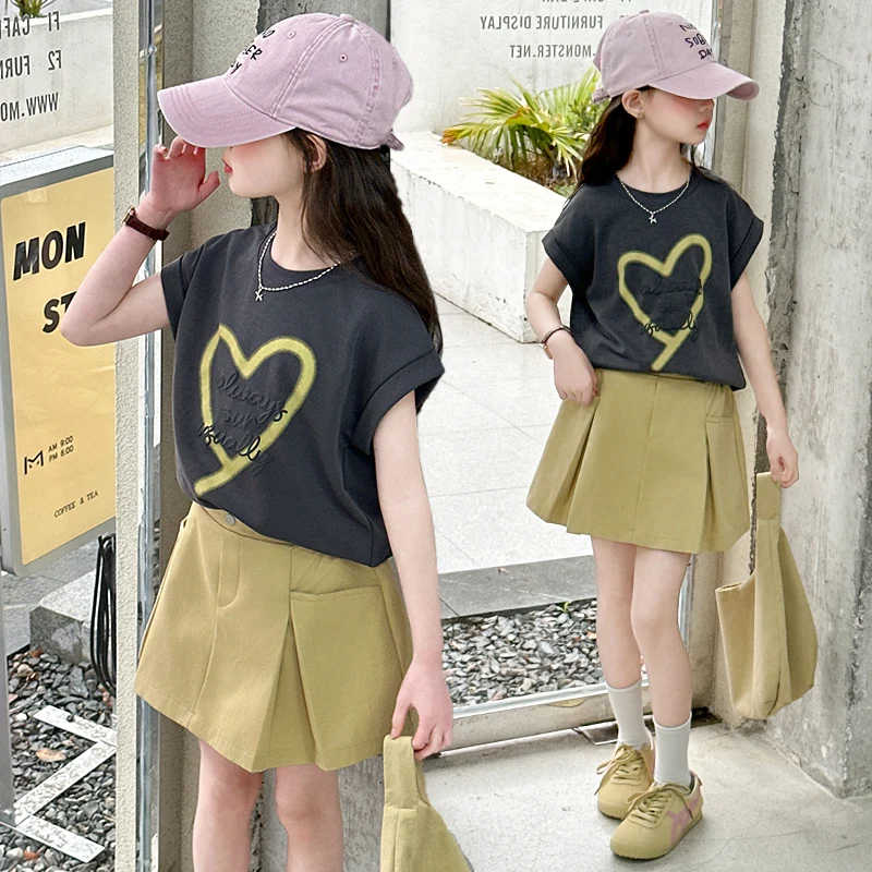 Mädchenanzug, Sommer-T-Shirt mit süßem Herz-Print, kurzärmelig, und plissierter Minirock mit Taschen, zweiteiliges Set, Kinderkleidung