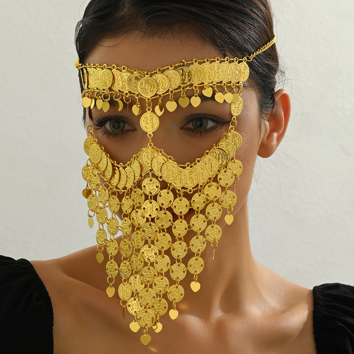 قناع السلطانة الذهبي بالعملات