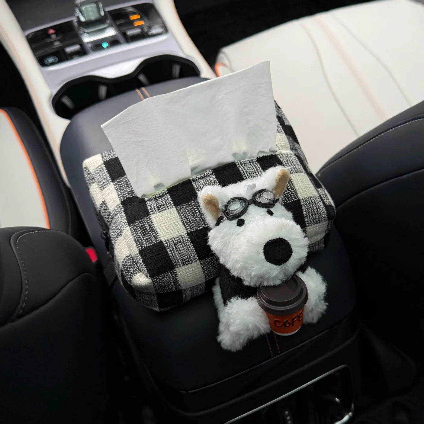 커피 애호가를 위한 차량용 티슈 박스 플래드 디자인 강아지 인형 홀더 팔걸이 박스 차량 내부 소프트 플러시 소재 수납 정리함