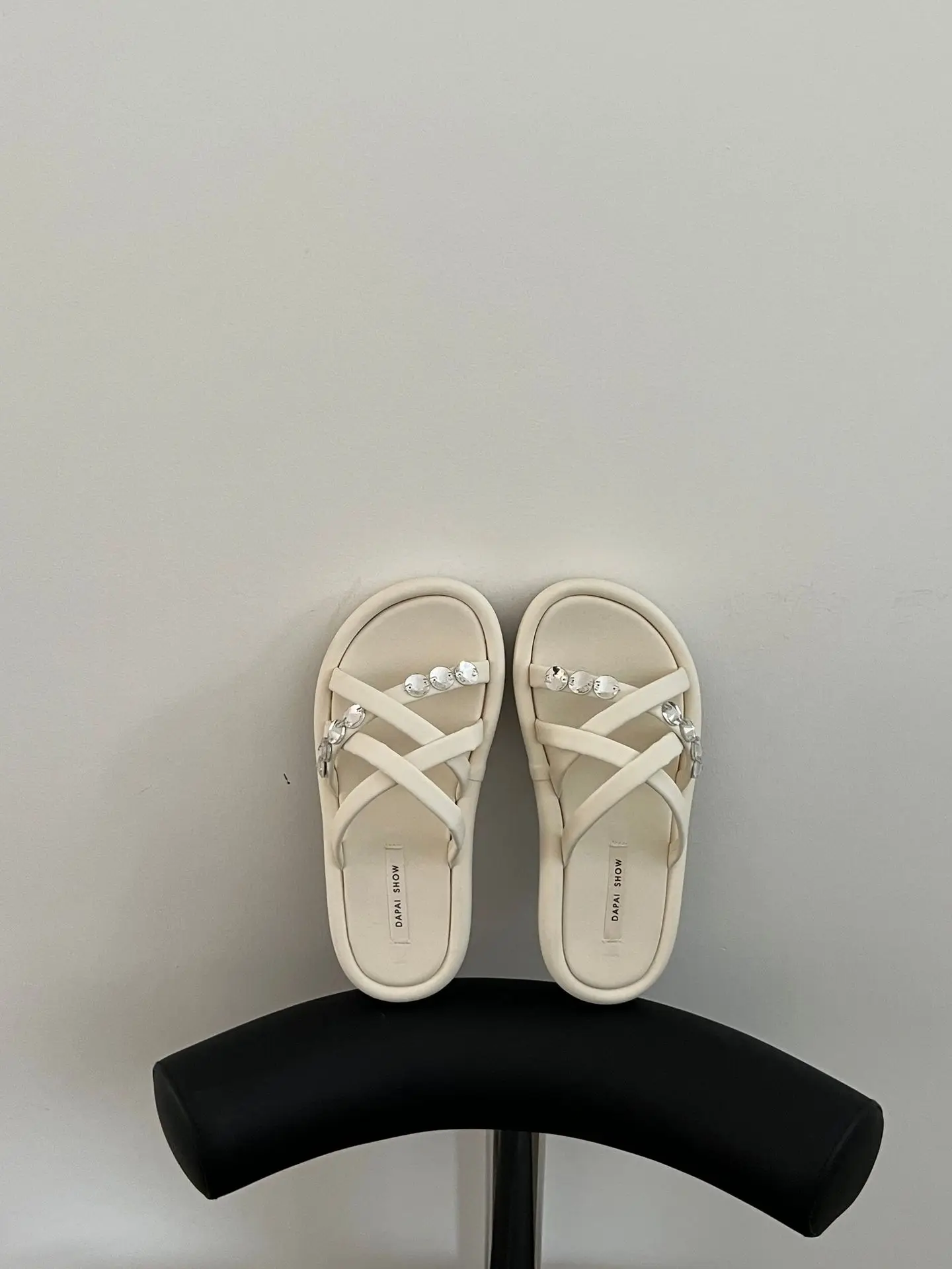 Exposed Toe Stepping Feces Feeling Thick Sole Slippers Women Beach Flat Bottomed Sandals