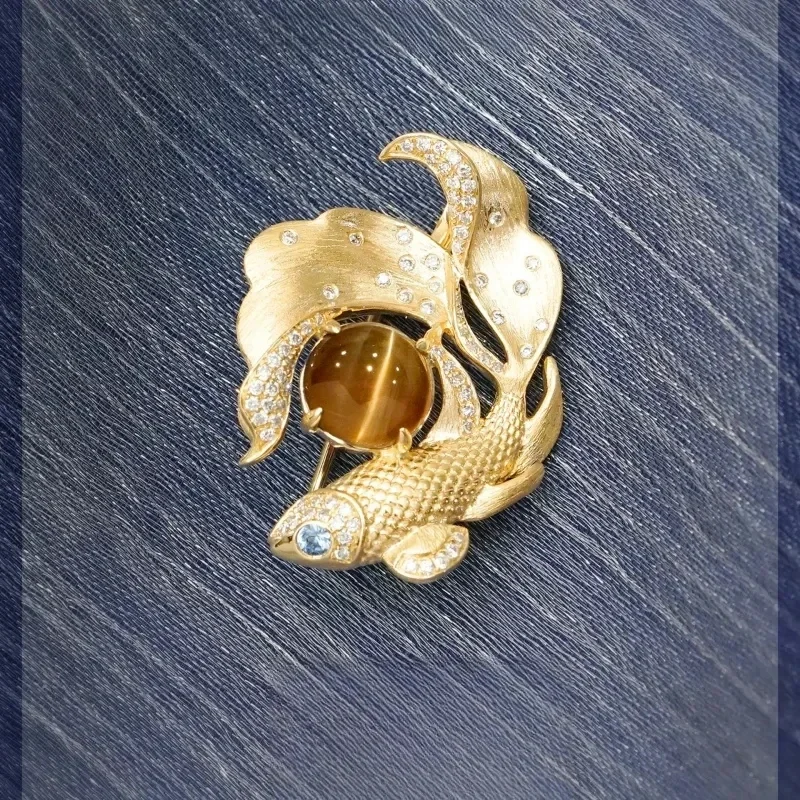 

Koi carp Imitation cat's eye stone brooch lucky three-dimensional fish transport pin niche design high-end exquisite accessories