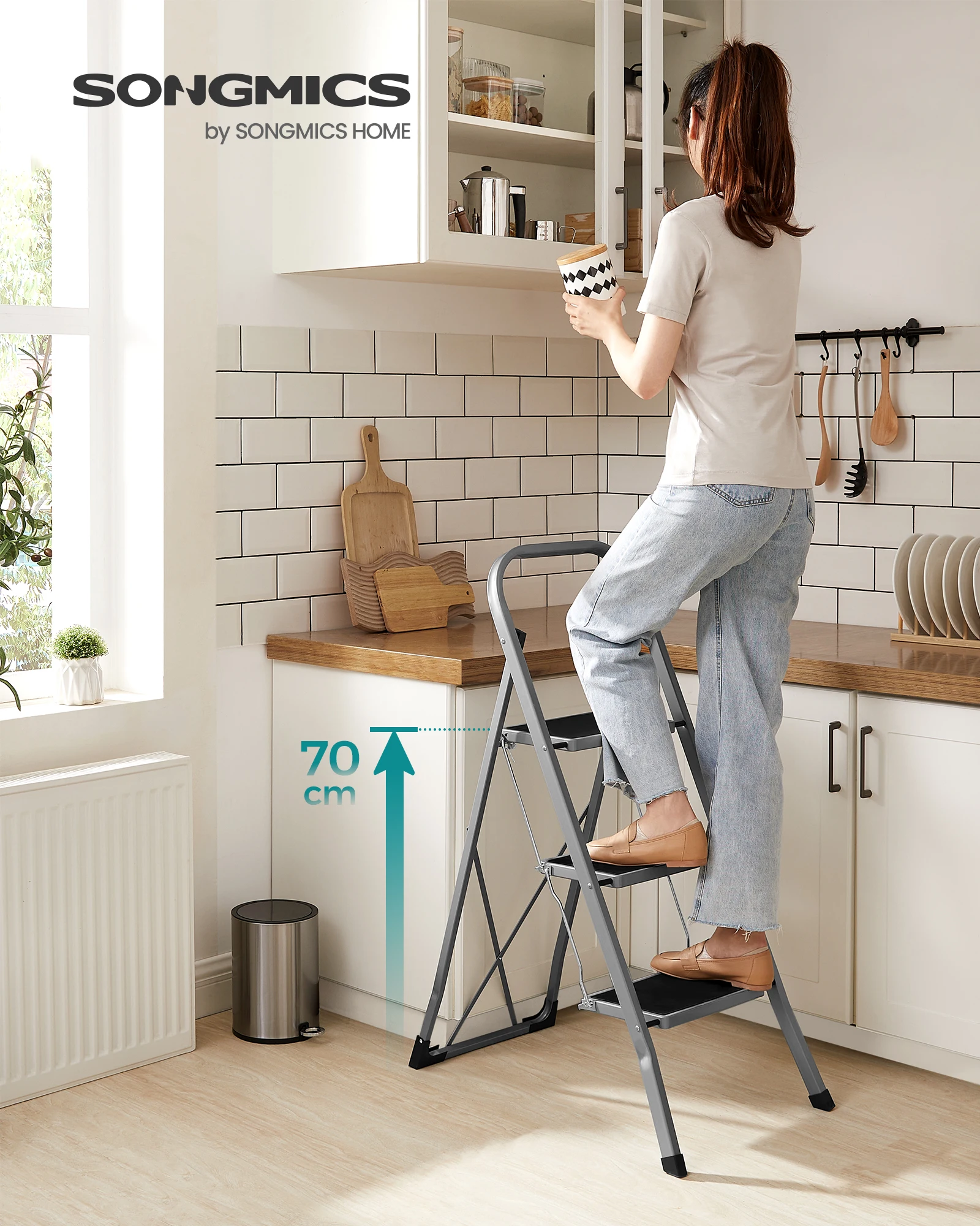Escabeau SONGMICS, échelle 3 marches, échelle pliante, verrouillage de sécurité, rangement peu encombrant, 150 kg, gris colombe/simiplement blanc