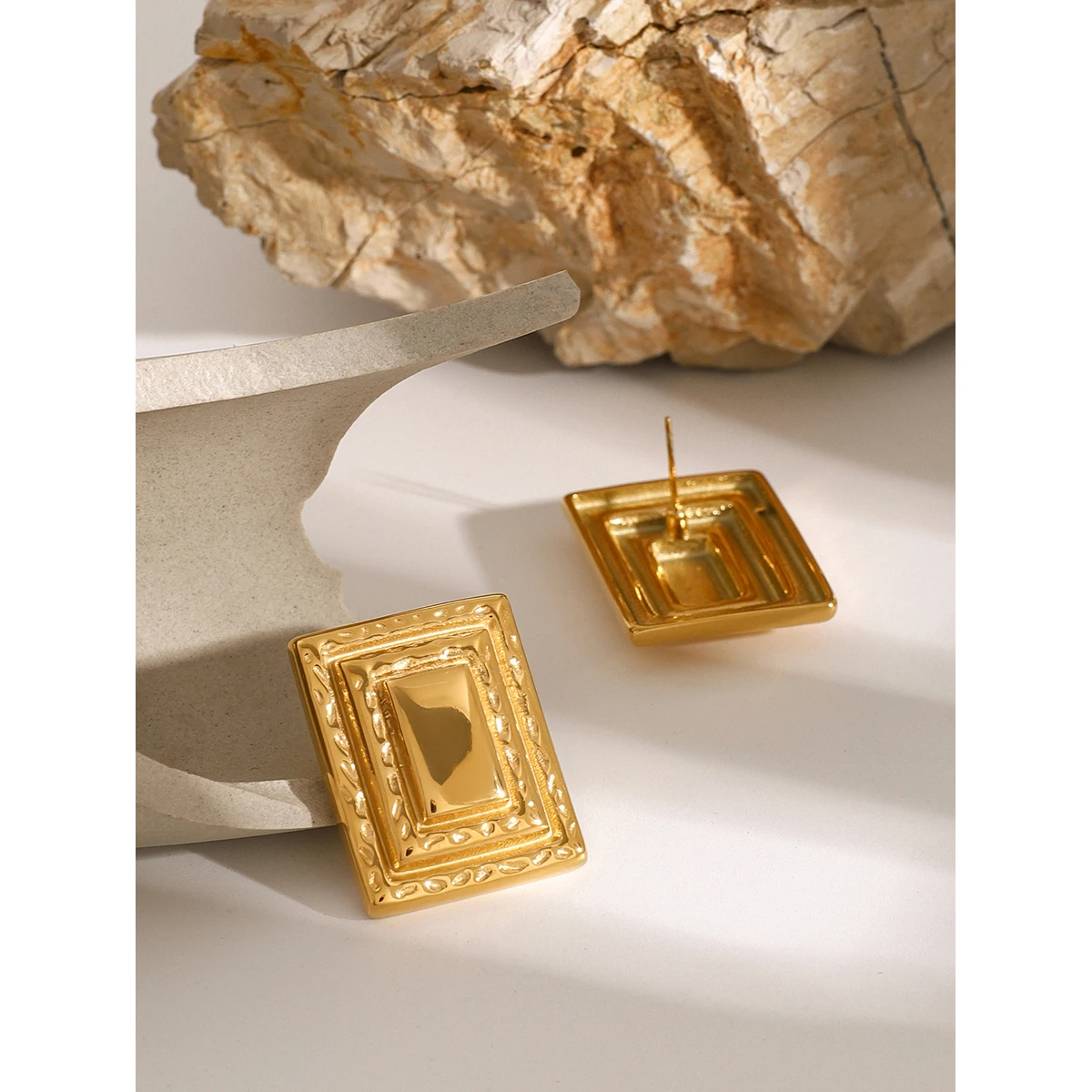 アンティークピラー 18K PVD Plated Fashion Vintage Rectangle Triple Layered