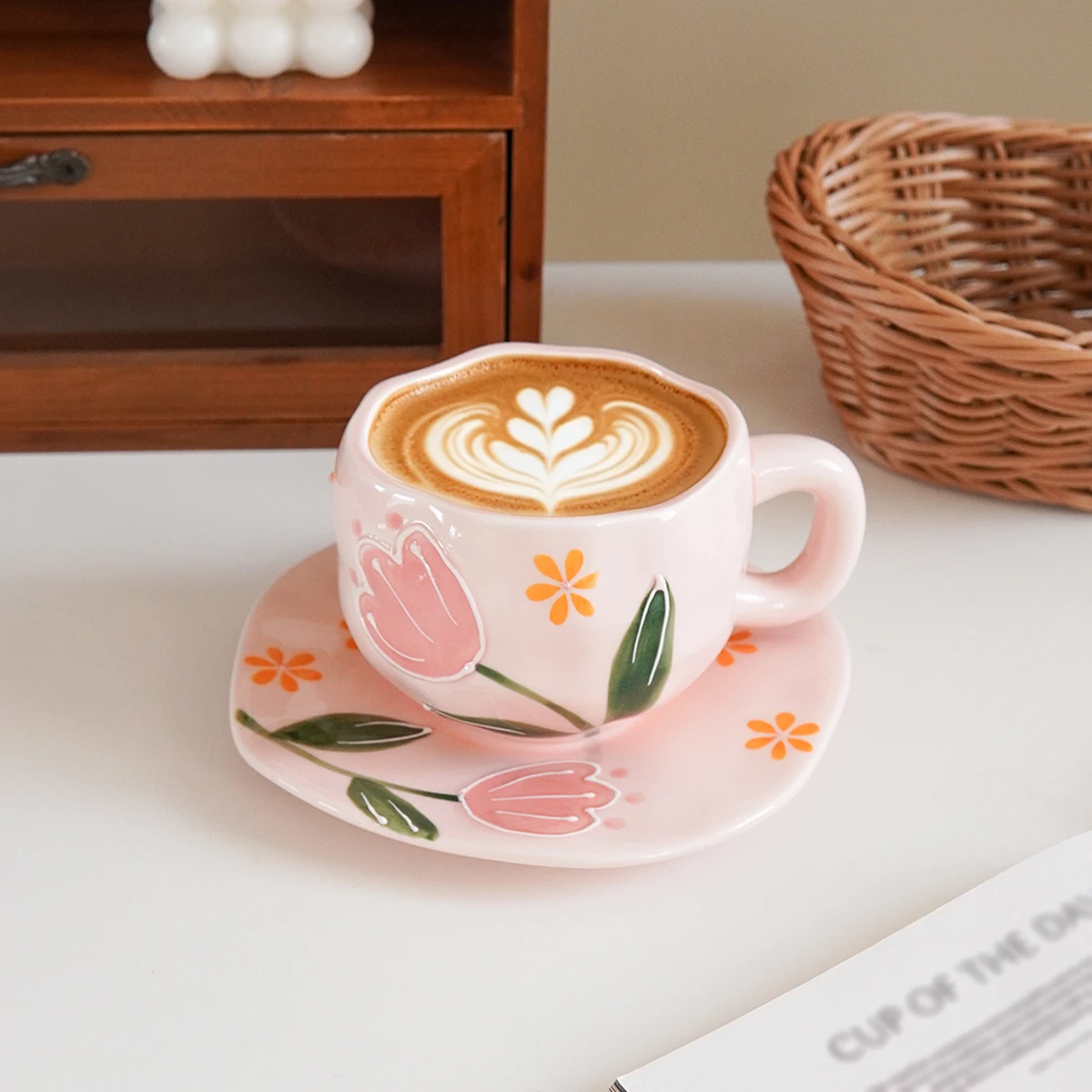 핑크색 양각 튤립 세라믹 커피잔과 받침 세트 1세트, 손으로 그린 3차원 세라믹..