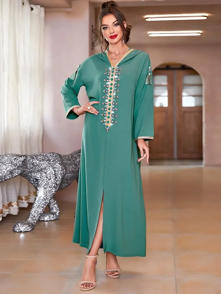 جلابية خضراء بتطريز ناعم