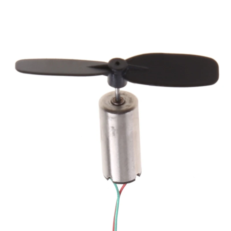 Hélice montée sur le micro moteur DC 3.7V, mettant en avant sa taille compacte et ses performances.