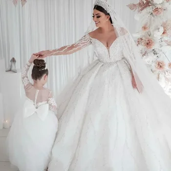 Alternative view of White Romantic wedding