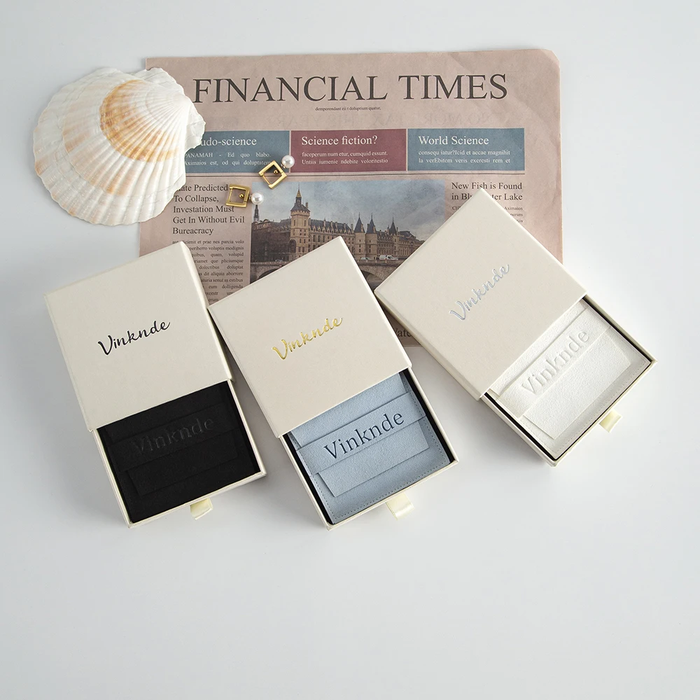 Schmuckschubladenbox mit individuellem Logo (9x9x2,5 cm) und personalisiertem Mikrofaserbeutel (8x8 cm) aus Wildlederimitat für Ringe und Ohrringe – Detail 10