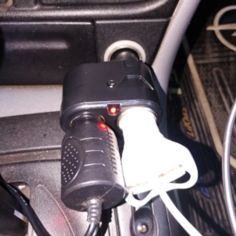 COMUTECH Triple Prise Allume Cigare Avec Interrupteur