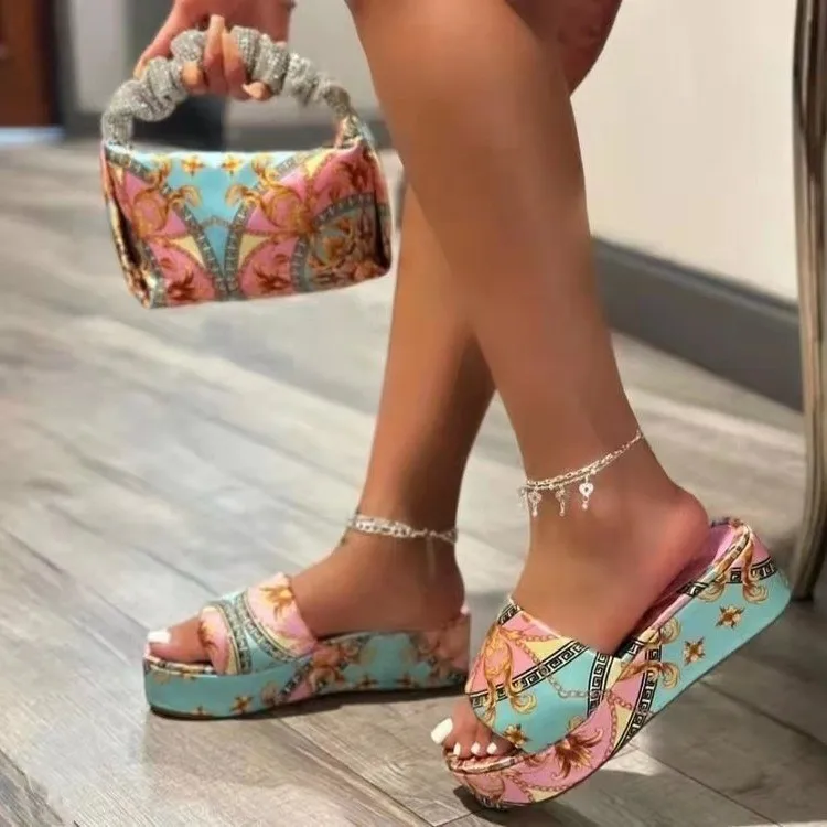 

New 2023 Hot Selling Satin Silk Thick Sole Women's Slippers Women's Large Ethnic Style Simple Beach Fashion Sandals/Slippers