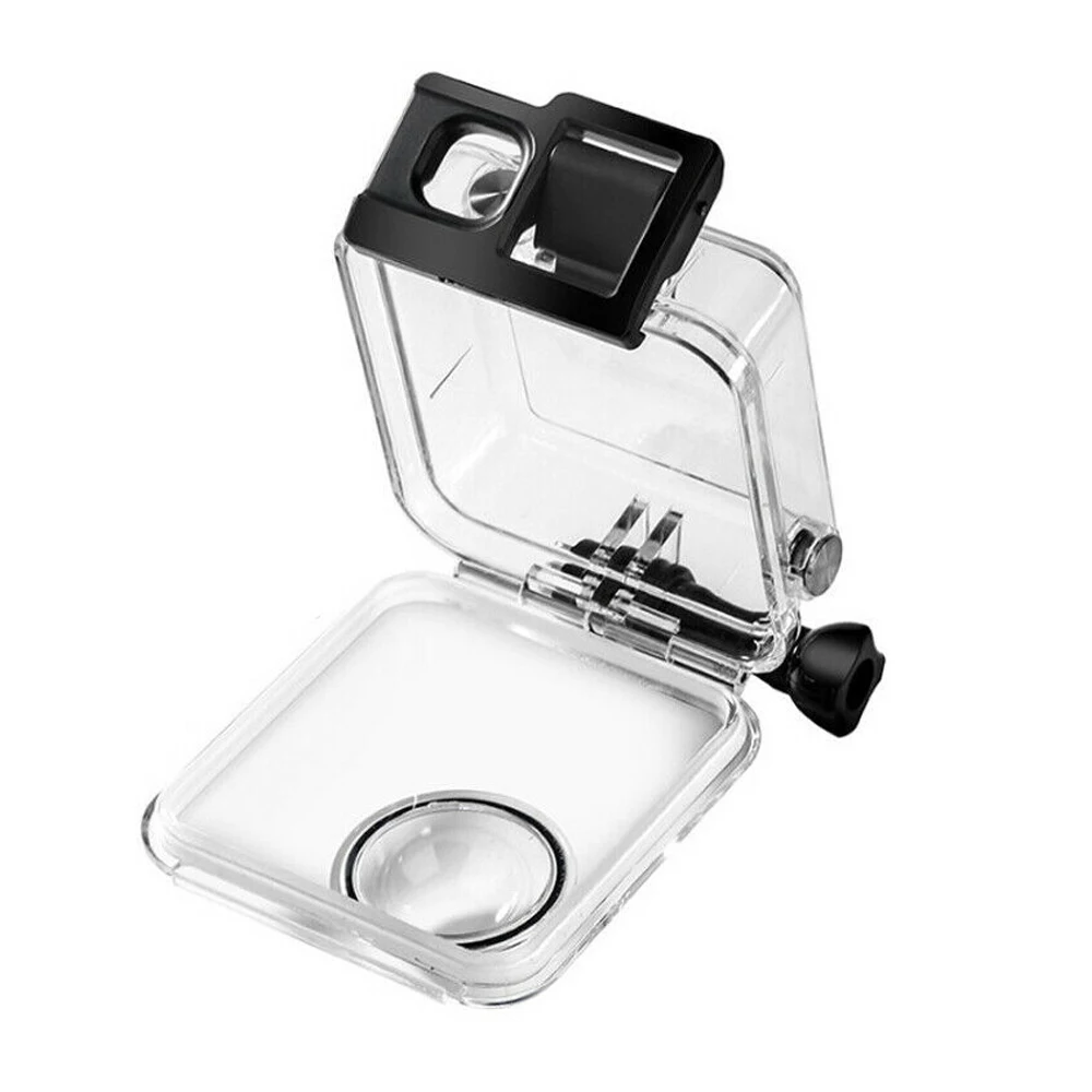 Caisson étanche pour GoPro MAX immergé dans l'eau, démontrant sa résistance IP68 à 20 mètres de profondeur.
