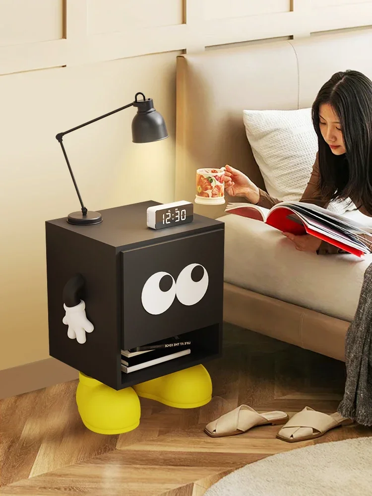 Детский прикроватный столик с милыми большими глазами