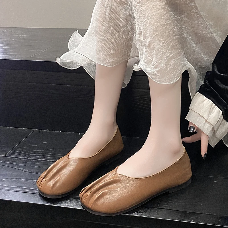 Новинка 2024, однотонные Универсальные женские туфли с круглым носком, осенние женские туфли, мягкие элегантные повседневные удобные легкие туфли без застежек