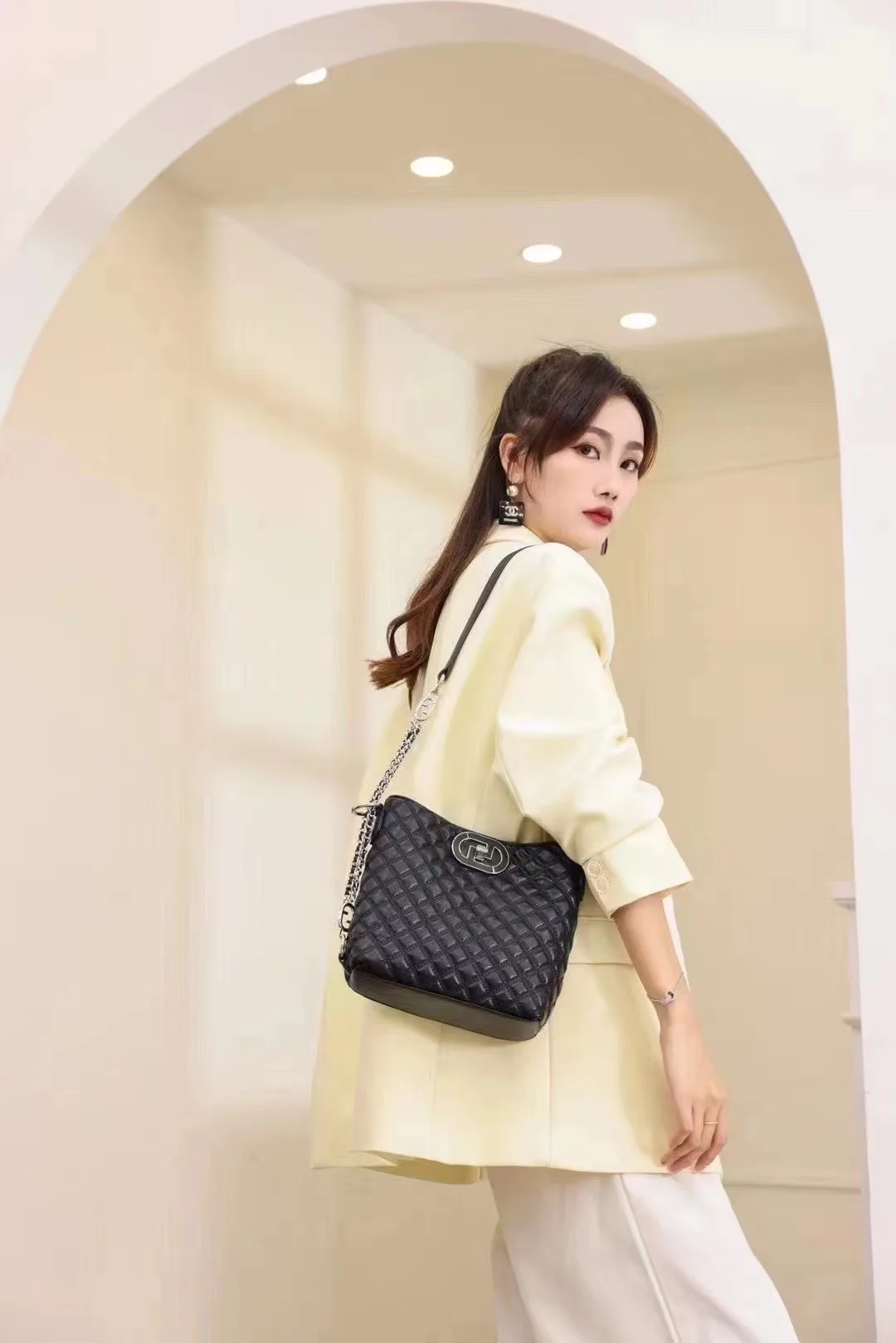 

2024[Authentic Sichi] New Korean Fashion Lingge Embroidered Thread Chain C-Position Bucket Bag Women's Handbag