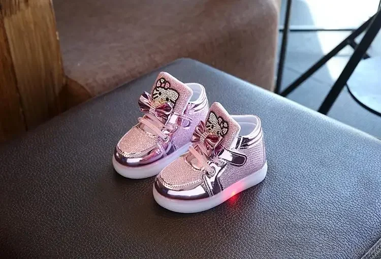 Description Picture 4 of itemNew Children Luminous Shoes Boys Girls Sport Running Shoes Baby Flashing Lights Fashion Sneakers Toddler Little Kid LED Sneakers