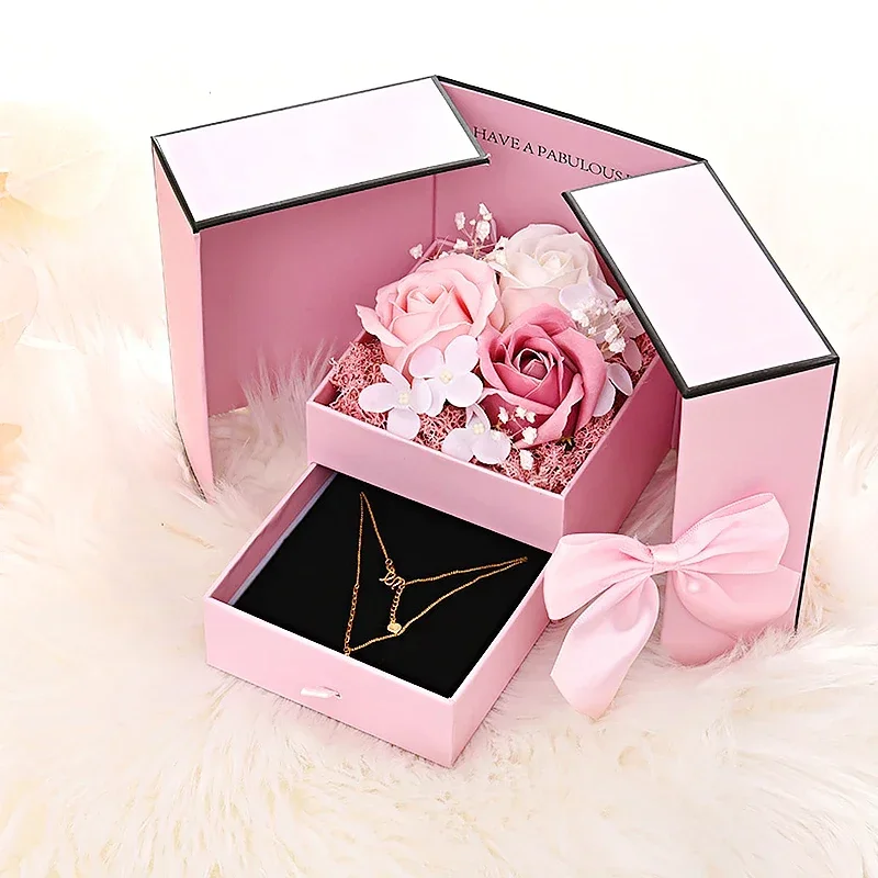 Eeuwige rozenkist met sieraden, eeuwige roos met elegante hartketting