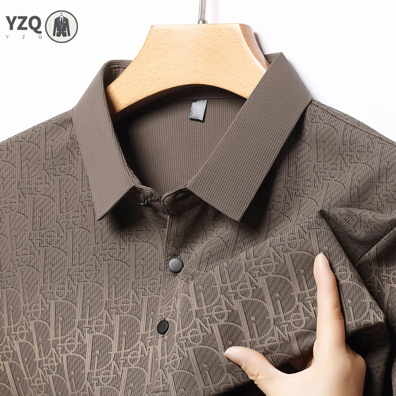 Polo a Maniche Corte da Uomo Business Casual con Logo Jacquard su Tutta la Superficie, Design Traspirante in Rete, Bottoni Rotondi, per Ufficio e Uso Quotidiano - immagine 6