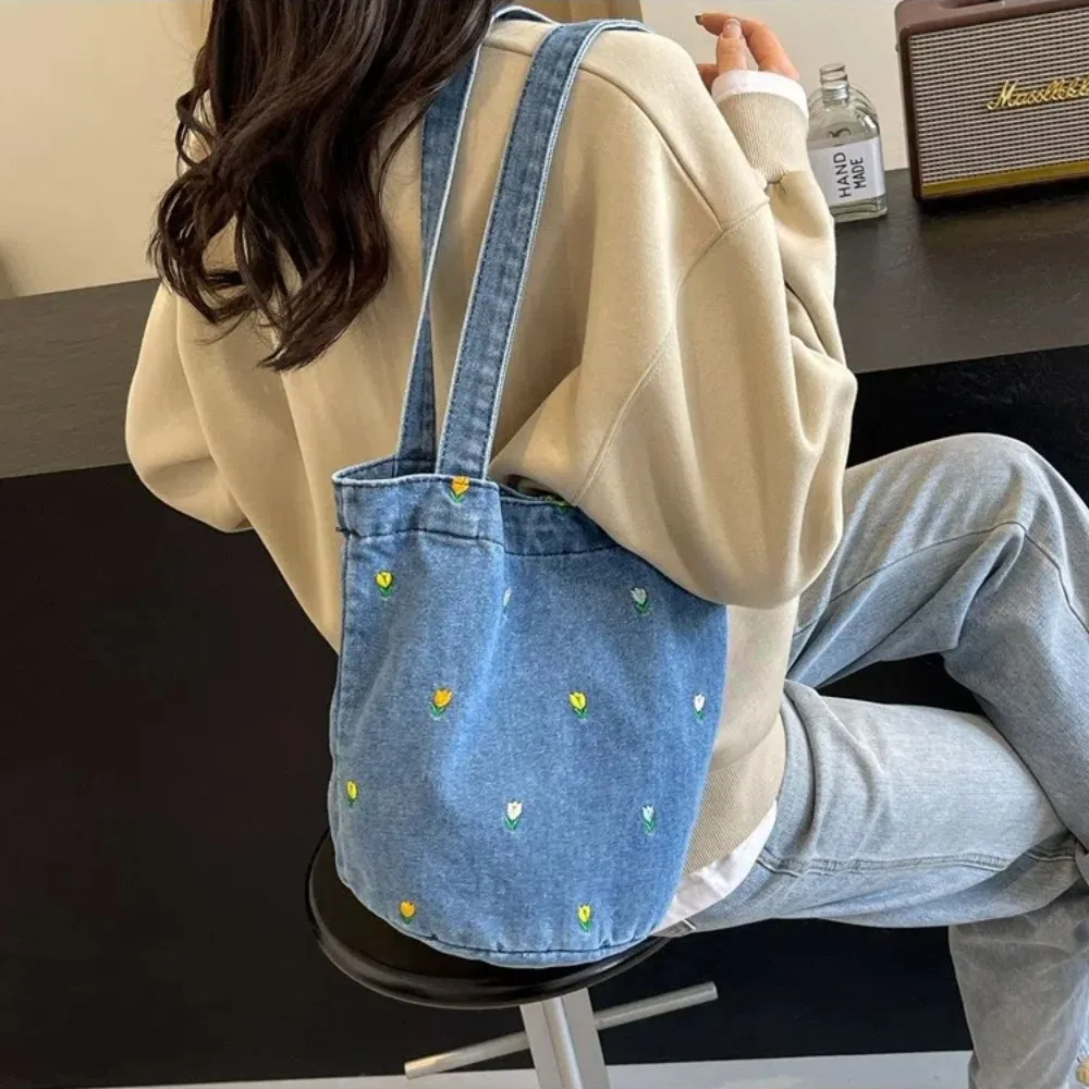 Borsa a Secchiello alla Moda, Grande Capacità, con Fiori Ricamati, Borsa a Mano Versatile, Borsa Sottobraccio da Donna - immagine 2