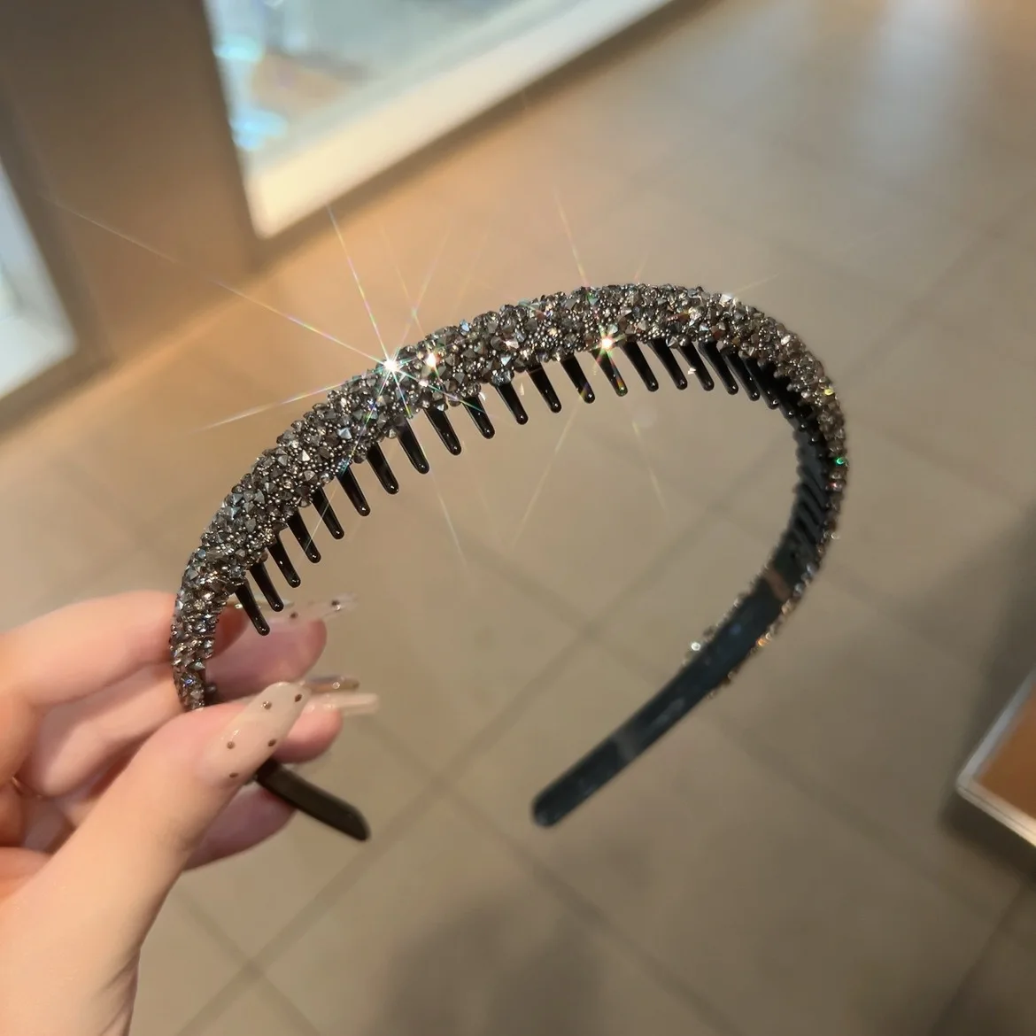 Perle Strass gezahnt rutschfeste Stirnband High-End Licht Luxus Mädchen tragen vielseitige Gesichtswasch-Stirnband Haarschmuck – Detail 11