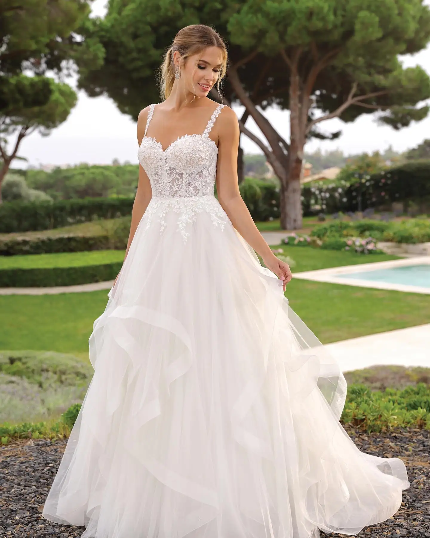 

Elegant A Line Wedding Dresses for Bride Lace Appliqued Sleeveless Bridal Gowns Romantic Tiered Ruched Vestidos De Mariee