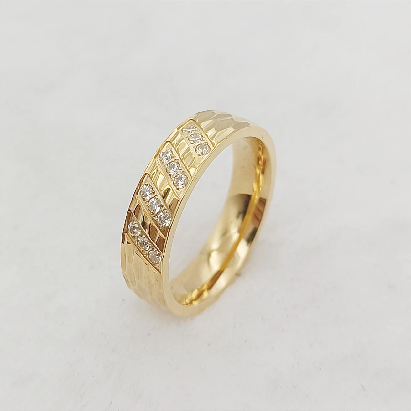 

Женское кольцо из нержавеющей стали с фианитом, покрытое 24-каратным золотом