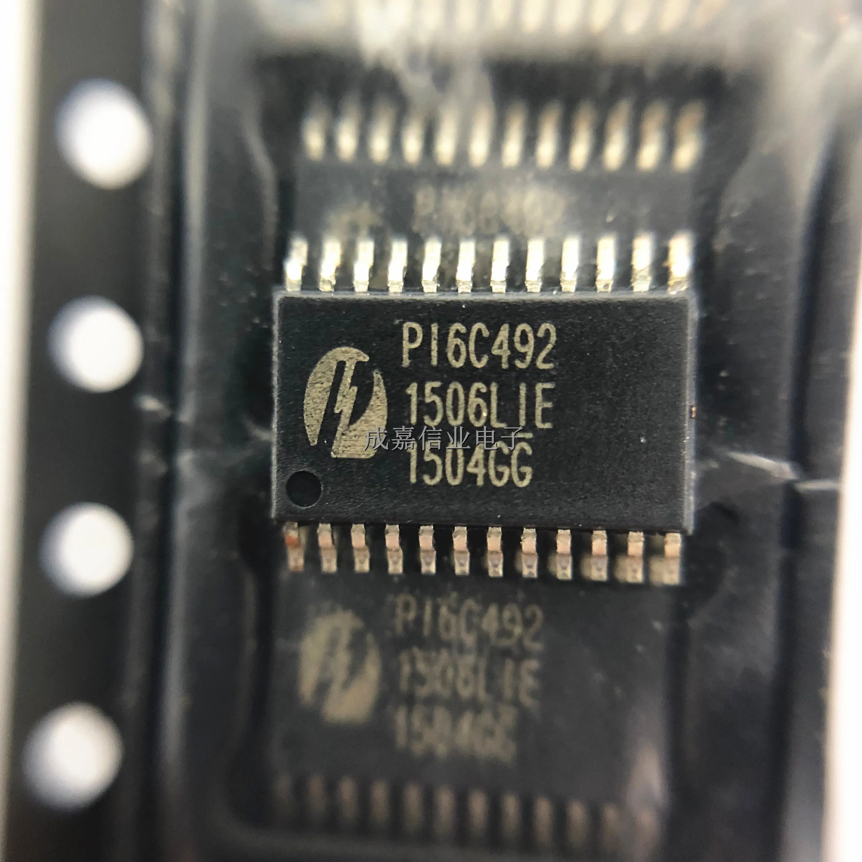 

10pcs/Lot PI6C4921506LIEX TSSOP-24 PI6C4921506LIE Clock Buffer 1:6 LVDS Buffer Operating Temperature:- 40 C-+ 85 C